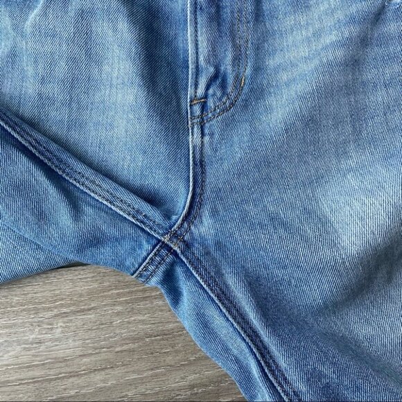 American Eagle Ripped High Rise Light Wash Mom Jean - Picture 8 of 16